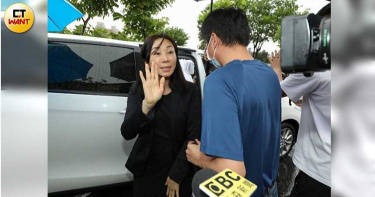 李佳芬一身黑衣現身許崑源靈堂 不發一語上香致意後悄悄離去