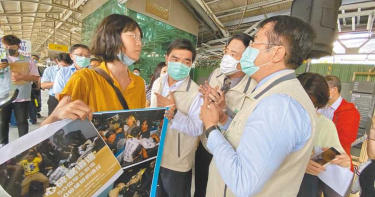 南鐵地下化拆遷爭議不斷 大學生突襲黃偉哲抗議執法過當