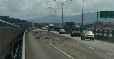 內湖上午紫爆原因找到了 砂石車廢土沿路掉被罰10萬