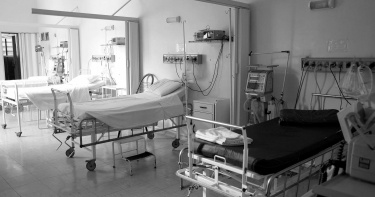 女兒崩潰!好心幫剪髮慘害全家染疫 父母相隔9天死亡