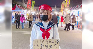G奶辣模「想紅」舉牌超狂自介 台南警長詹永茂親自「關切」