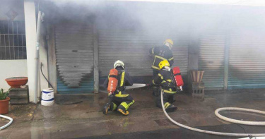 屏東縣九如鄉黃金路一間鐵皮屋，21日上午9時許發生火警，消防人員滅火後在屋內發現一具焦屍。（圖／屏東消防局提供）