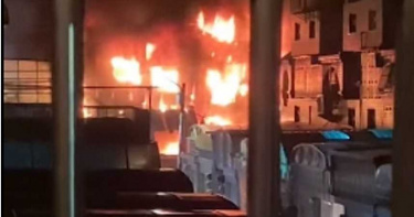 台南市倉庫突爆炸引大火 2間百坪倉庫付之一炬