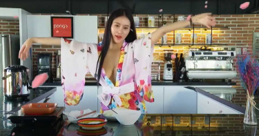 巨乳網紅YouTuber「薄紗低胸」教學做菜 頻道恐將面臨關台危機