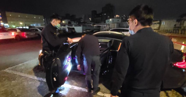 21名黑衣人新店街頭械鬥，警方快打部隊集結21員警對峙。（圖／警方提供）