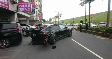 快訊/特斯拉撞小自客 路過女童無辜遭波及命危