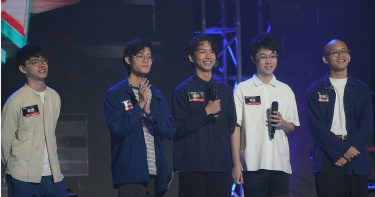 娃娃魏如萱看到首先上場的是戰隊的前成員「鄒序&Hoganband」就忍不住緊張。(圖/ 東森)