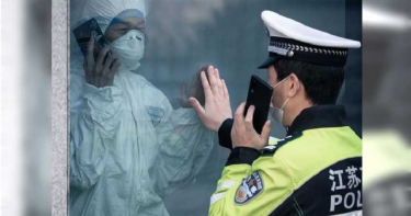 心酸酸的…醫警夫妻分離數十天 隔玻璃相見網嘆:這麼近、那麼遠