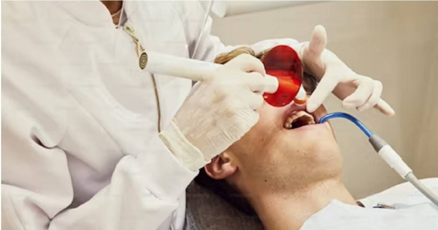 牙科醫師建議，感染麻疹的患者，應在皮膚出現紅疹後，至少「延後7天以上」再看牙，以免帶來傳播風險。（示意圖／翻攝自unsplash）