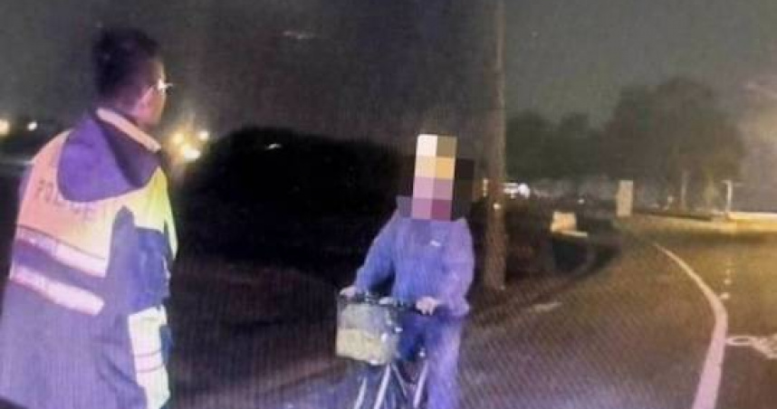 嘉義男騎單車2天未進食，彰化警暖心救援助返家。（ 圖／翻攝畫面）