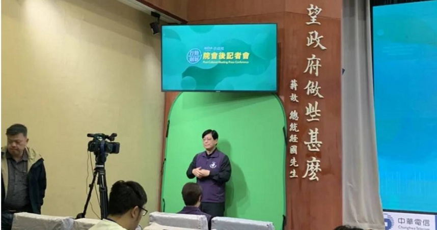 6日行政院院會後記者會手語翻譯老師再度現身，引發熱議。（圖／報系資料庫）