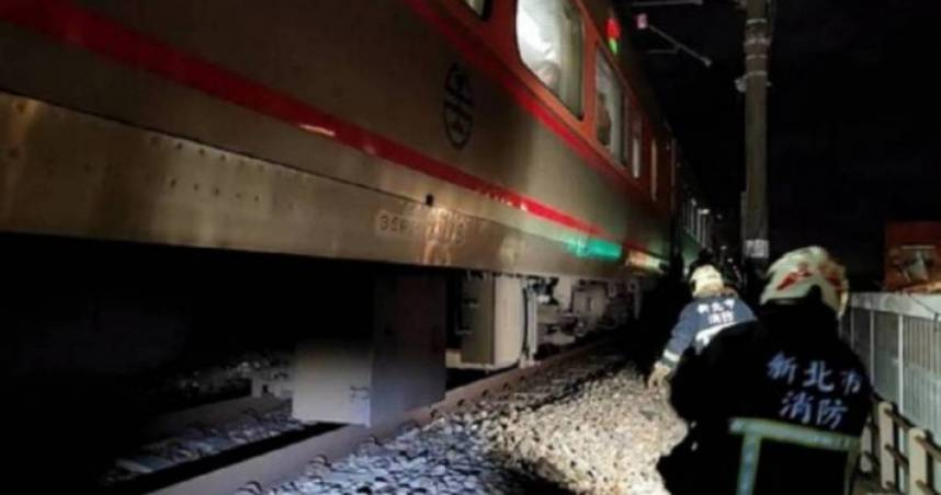 台鐵浮洲車站去年12月驚傳落軌事件，一名梁姓男子掉落鐵軌後竟離奇消失，警方緊急出動展開搜索，但卻一無所獲，直到調閱監視器才發現，原來男子早已自行爬上月台離開車站，後續經台鐵統計相關營業損失，決定向當事人求償17萬至18萬元。（圖／翻攝畫面）