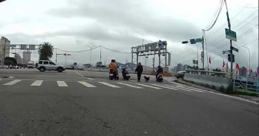 騎機車載狗散心出車禍 毛孩慘死飼主還要被罰