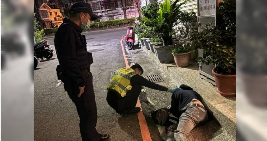 黑衣男醉倒街頭並掉落50萬元，警方與救護員協助送醫後，這才得知他是中古車商。（圖／翻攝畫面）