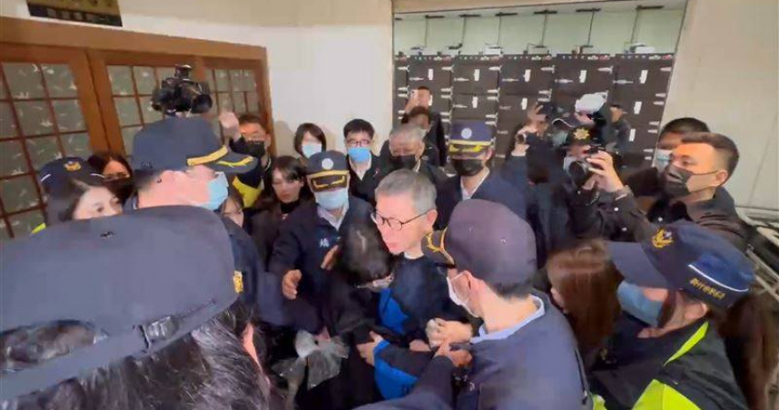 柯文哲要返回北所，妻子陳佩琪不捨抱著。（圖／翻攝三立新聞網）