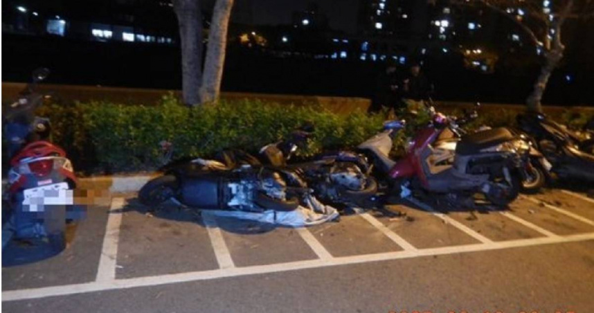 23歲詹女酒駕自撞路旁停車格內的多部機車，進而當場翻車倒在路上。（圖／翻攝畫面）