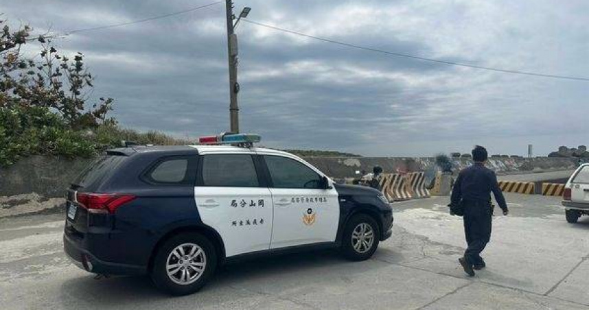 高雄防波堤驚魂一刻，路人急報警救援。（圖／翻攝畫面）