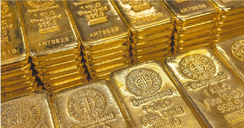 川普新關稅政策引發的動盪，嚴重打擊美債和美元等避險資產，促使投資者轉向黃金。（圖／達志／路透社）