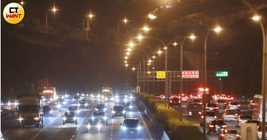 國道客運連假優惠是否6折常態化，交通部長陳世凱初步表示贊同。（示意圖／林士傑攝）