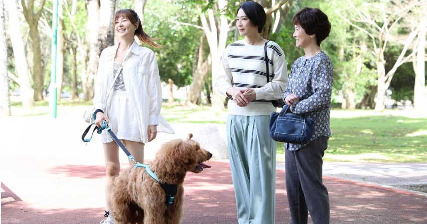 謝京穎劇中遛狗賺取工讀費，狗狗「Toy」其實是侯怡君的愛犬。（圖／民視）