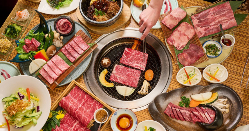 「豐宴雙人套餐」主打日本國產牛的多汁和Prime美國牛的甜嫩，搭配沙拉、前菜、石鍋飯和甜點。（4,380元，圖／焼肉の名門赤虎提供）