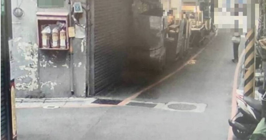 范姓男子多次騷擾飯糰店老闆娘，23日還無視保護令接近對方，遭警方當場逮捕。（圖／翻攝畫面）