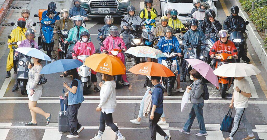 受關稅戰衝擊，台經院預估全年經濟成長率為2.91%。圖為台北車站附近人潮。（圖／范揚光攝）