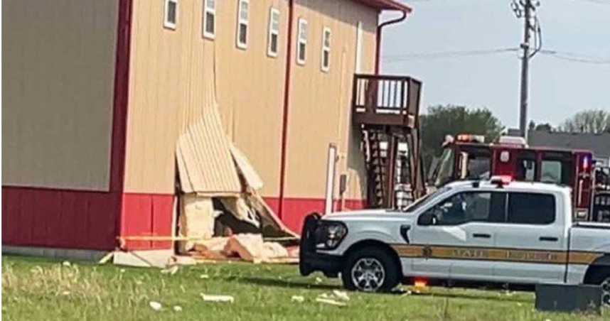 美國伊利諾州於當地時間周一（28日）下午發生恐怖衝撞事件，一輛汽車不知為何失控撞進一棟建築物，導致4名學童無辜慘死，其中最小死者僅4歲。（圖／擷取自X）