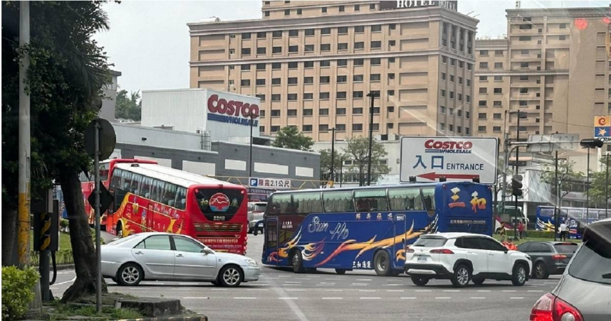 有新北市汐止區民眾目擊多輛遊覽車駛入好市多，拍下PO網引發討論。（圖／翻攝自臉書／汐止聯盟）