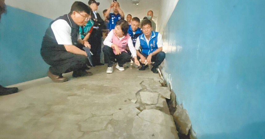 台中市定古蹟「泰安車站」因年久失修，出現天花板掉落、地下通道地板龜裂等問題。國民黨立委楊瓊瓔（中）7日表示，泰安車站修繕計畫刻不容緩，呼籲中央與地方共同維護文化資產。（圖／中國時報楊瓊瓔辦公室提供／温予菱台中傳真）