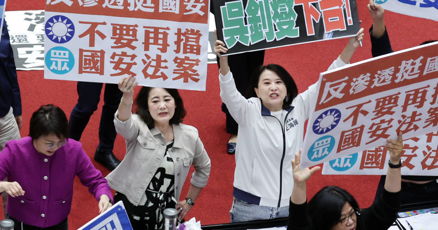 民進黨團近期加速推動資安法和兩岸人民關係條例等「國安十法」修正案，外傳與推動罷免藍委的相關戰術有關。圖為民進黨立委吳思瑤等人在立院舉標語，呼籲速推國安十法的加嚴。（圖／報系資料照）