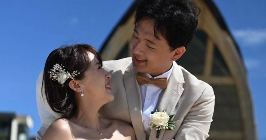 美女主播朱培滋5月25日在峇里島舉行海灘婚宴，老公身份曝光，是大她大一歲、身高185公分的圈外人。（圖／三立提供）