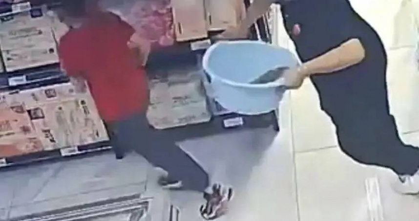 廣東惠州一間超市開幕首日驚傳意外,7歲男童奔跑釀女店員摔斷手。(圖/翻攝自陸媒)