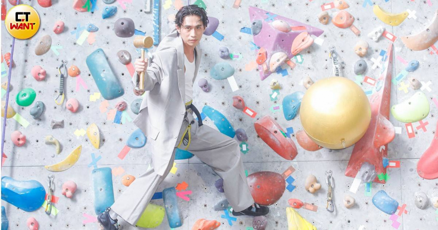 柏霖在發片記者會挑戰攀岩。（圖／趙文彬攝）