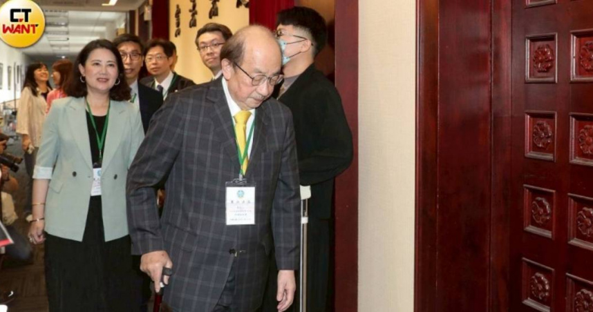 藍白都質疑，如果中選會確定罷免將在7月26日投票，無異落實外界質疑中選會按照民進黨團總召柯建銘指示辦理的說法，恐將成台灣民主政治的醜聞（圖／劉耿豪攝）