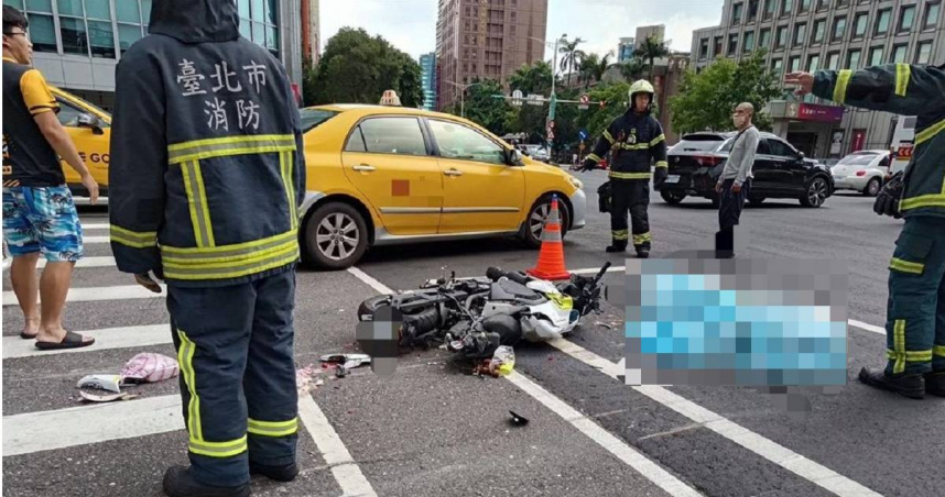 今（21）日下午，一輛大型吊車在行經北市新生南路、忠孝東路口時，疑似因視線死角遮蔽，逕直撞上3輛機車，導致其中一名年僅19歲的蔡姓女騎士遭輾過當場身亡。（圖／翻攝畫面）
