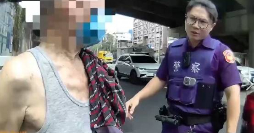 北市萬華分局西園路派出所日前獲報有老翁獨自走在環河南路上相當驚險，緊急到場後才得知老翁因太過想念萬華滷肉飯，竟自己一人自北車搭車抵達萬華。(圖／翻攝畫面)