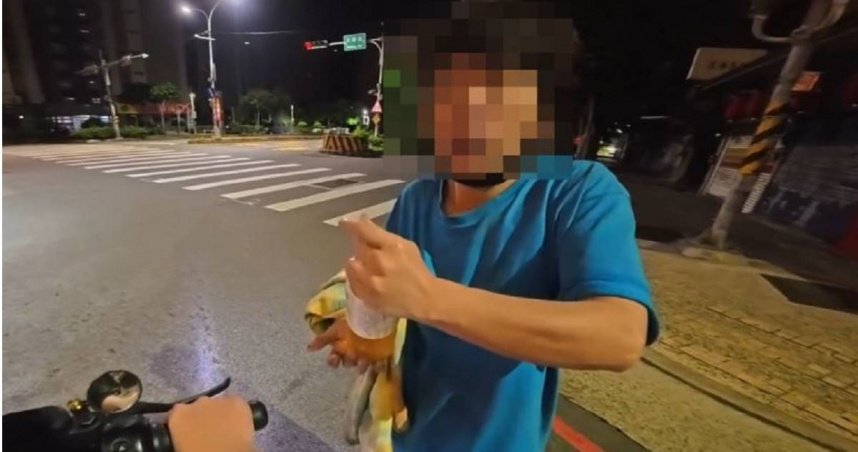 男子拒絕中年婦女的要他幫忙開寶特瓶蓋的請託，網友對此分享看法。（圖／報系資料照）