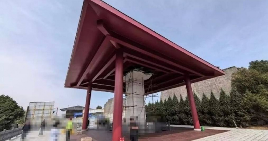 位於陝西咸陽的唐乾陵武則天無字碑，近日被發現加建了一座涼亭，挨轟違法亂蓋，景區迅速回應有經官方批准。（圖／翻攝自微博）