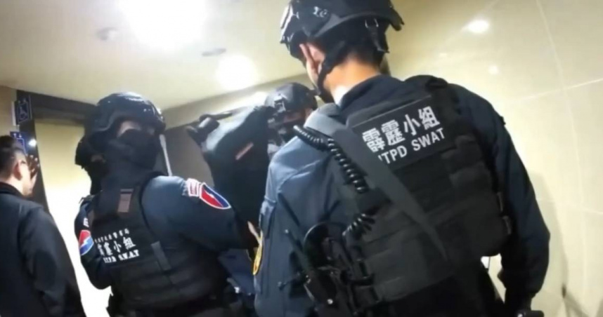 陳姓主嫌在南台灣組織詐騙集團，近日遭新北市警局攻堅逮人。（圖／翻攝畫面）