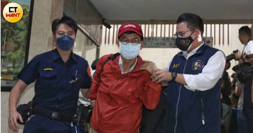 彭振聲（紅衣）妻子今於高雄墜樓身亡，柯文哲聞訊後感到相當震驚。（圖／趙世勳攝）