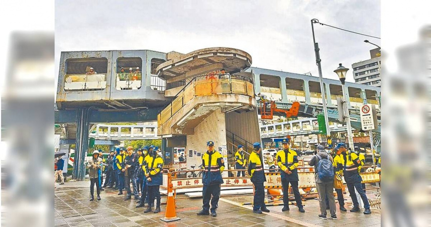 台北市政府去年底拆除新生和平天橋，引發民眾抗議導致拆橋時間延宕，市府預計今年將再拆除3座國小附近的天橋，市長蔣萬安要求相關局處拆橋前要妥善與民眾溝通。圖為新生和平天橋拆除工程。（圖／報系資料照）