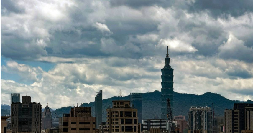 丹娜絲颱風海上颱風警報5日才發布，各地天氣仍良好，未料台北市場蔬菜價格卻已攀升17％。圖為大台北地區天空亦出現雲層而成為陰天。（圖／中時記者姚志平攝）