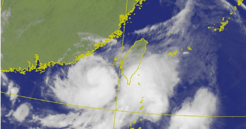 輕颱「丹娜絲」今日上午10時的中心位置在北緯21.7度，東經118.3度，即在澎湖的南南西方約250公里之處。（圖／中央氣象署）