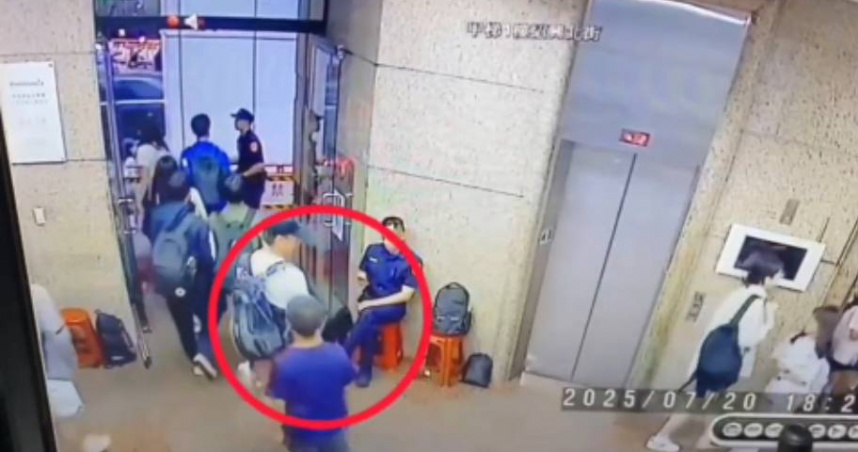 小草20日晚間參加完民眾黨集會遊行後，繞開門禁，持雞蛋怒砸民進黨中央黨部。（圖／翻攝畫面）