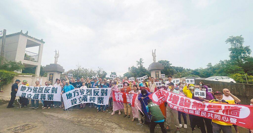 高市府21日下午對高松墓園擴建案進行第一次環評會議，會前市府環保局人員與環評委員前往現場勘查，附近里長帶領里民到墓園大門拉起布條陳情抗議，希望市府喊停計畫。（圖／中國時報丁治綱攝）