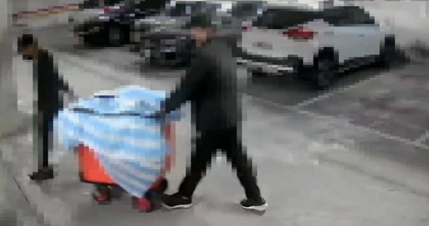 高雄林姓富商一家三口5月間慘遭綁票，林男兒子還被裝進橘紅色塑膠桶轉移。（圖／翻攝畫面）