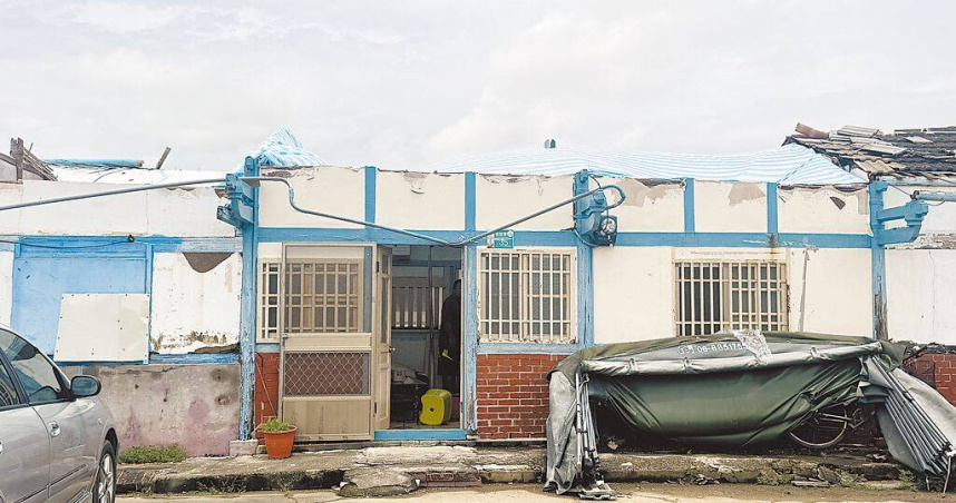 丹娜絲颱風造成台南超過2.4萬戶屋損，其中屋頂全掀1793戶、半掀5885戶，災後第24天，屋頂覆蓋率僅1成，災區到處可見以覆蓋帆布應急的景象，復原牛步。（曹婷婷攝）