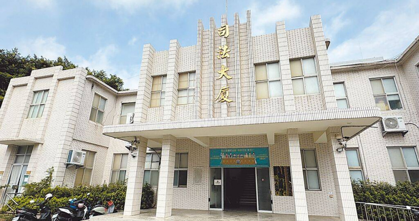 金門縣金城鎮金鼎牙科診所涉嫌雇用6名未取得合法牙醫師資格的「密醫」看診，犯罪所得近千萬元；金門地檢署7月31日偵查終結，對該診所涉案相關人員共12人，依法提起公訴。（圖／中國時報于家麒攝）