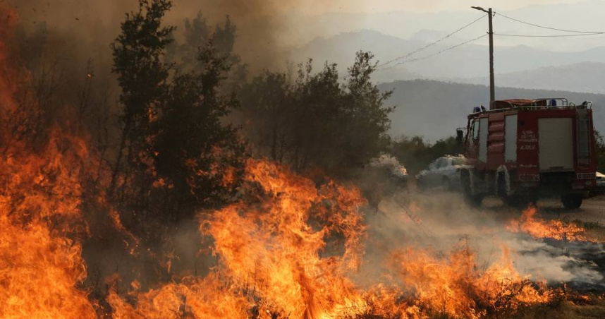 12日消防員駕駛卡車前往黑山首都波德戈里察東北部的道路滅火。（圖／達志／美聯社）